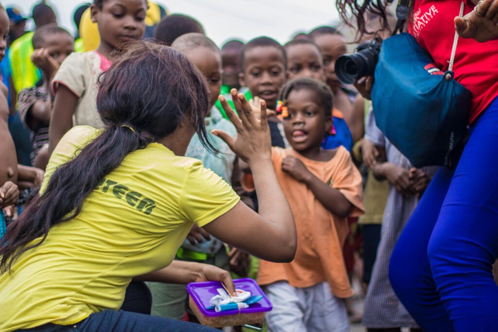 Change Lives While You Travel: The Ultimate Guide to Voluntourism
